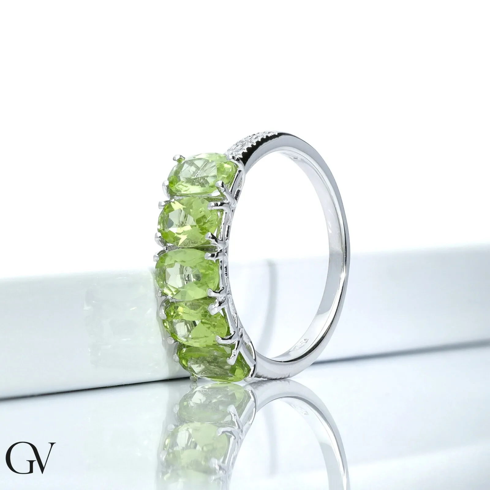 Anello in oro bianco 18k con diamante e peridoto