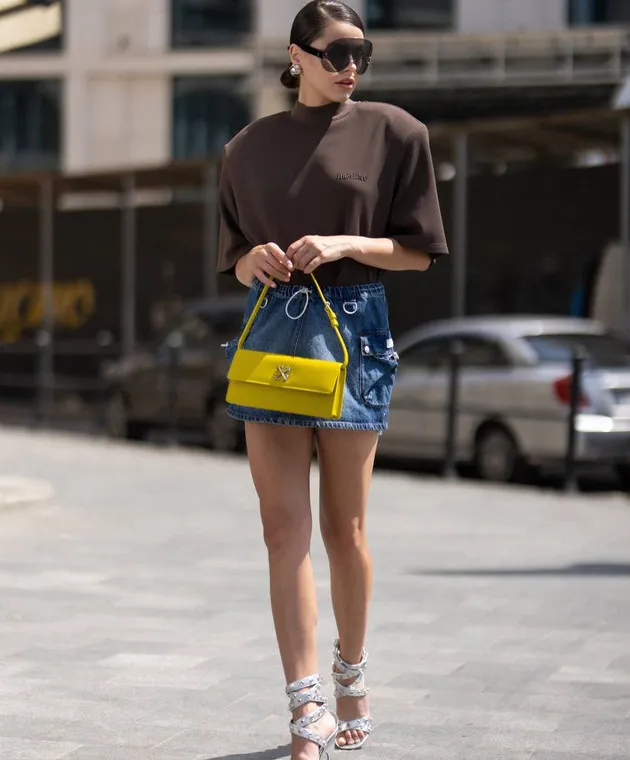 The Attico T-shirt Kylie marrone con spalle accentuate 247WCT173J049